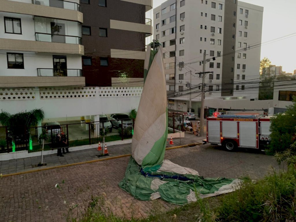 VÍDEO: balão fica preso a fios de luz no Bairro Nossa Senhora das Dores