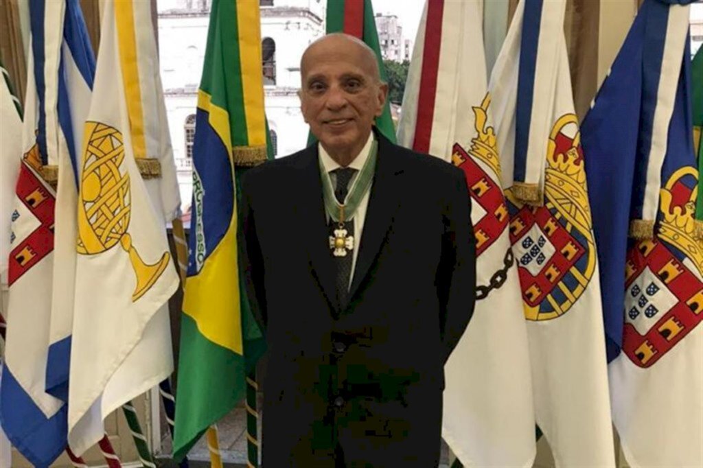 Ex-deputado estadual recebe medalha do Exército