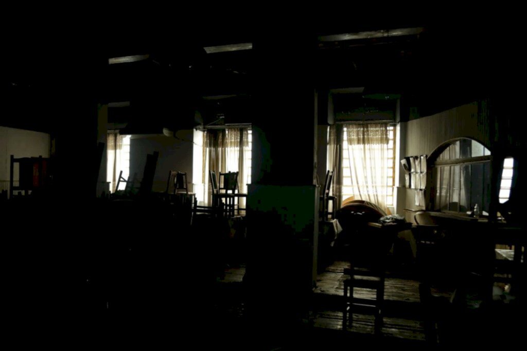 Foto: Pedro Piegas (Diário) - Estrutura do restaurante foi afetada pela infiltração com a queda de parte de telhado do prédio