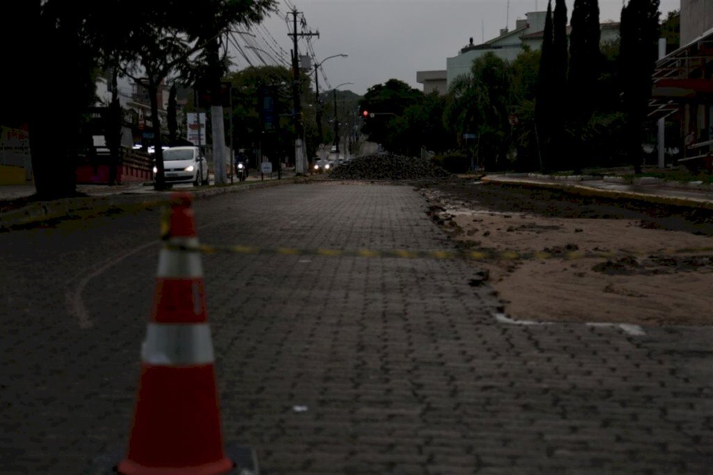 Trecho da Avenida Fernando Ferrari tem bloqueio nesta sexta