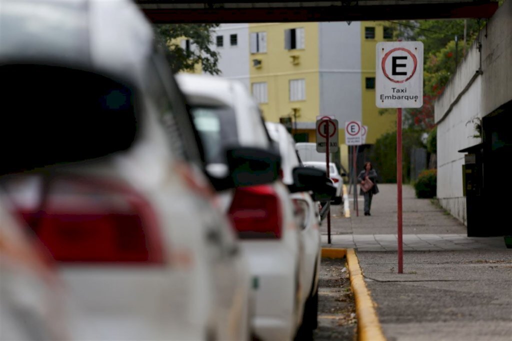 VÍDEO: durante a pandemia, taxistas sofrem com redução no número de clientes