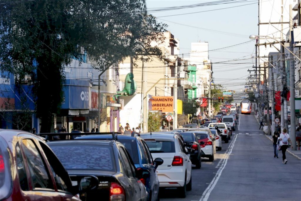 Rua do Acampamento tem bloqueio parcial nesta terça-feira