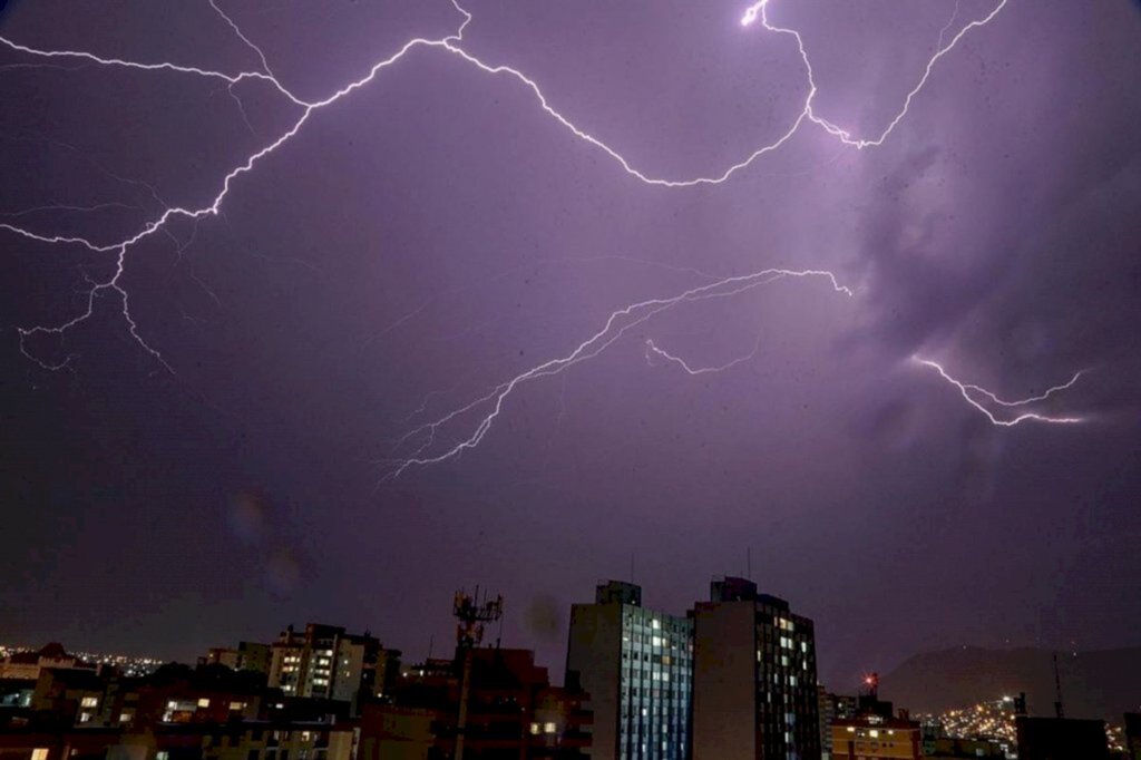 Cidades da região registram temporais de granizo e descargas elétricas
