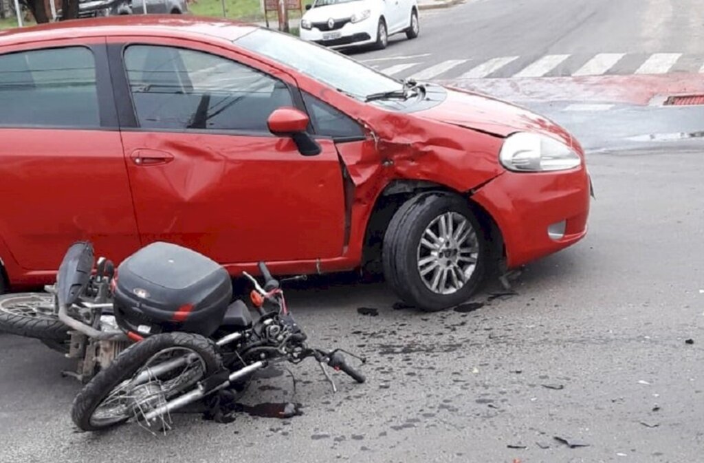 Jovem morre após acidente entre carro e moto em Santa Maria