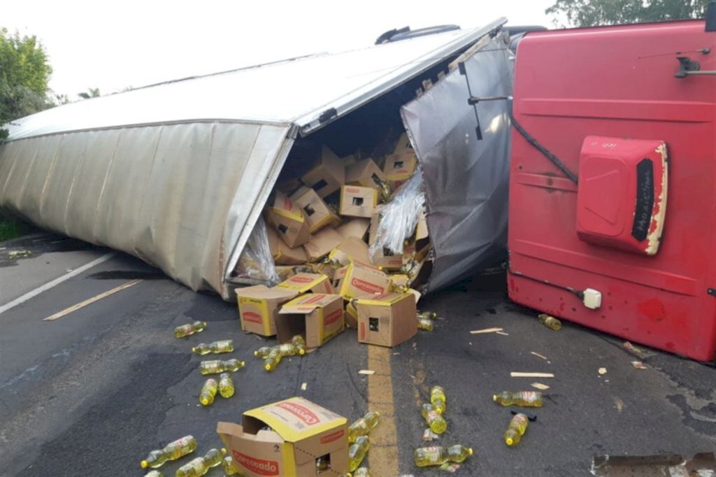 Duas pessoas morrem em acidente entre carro e caminhão em Júlio de Castilhos