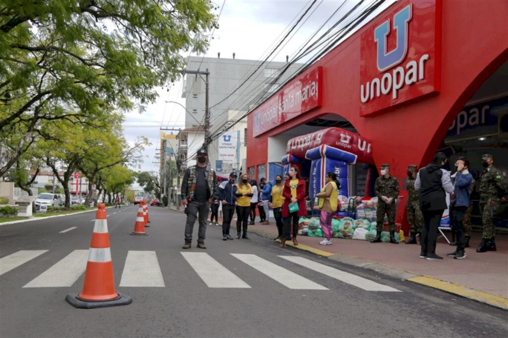 Drive-thru solidário arrecada 1 tonelada de alimentos na Avenida Presidente Vargas