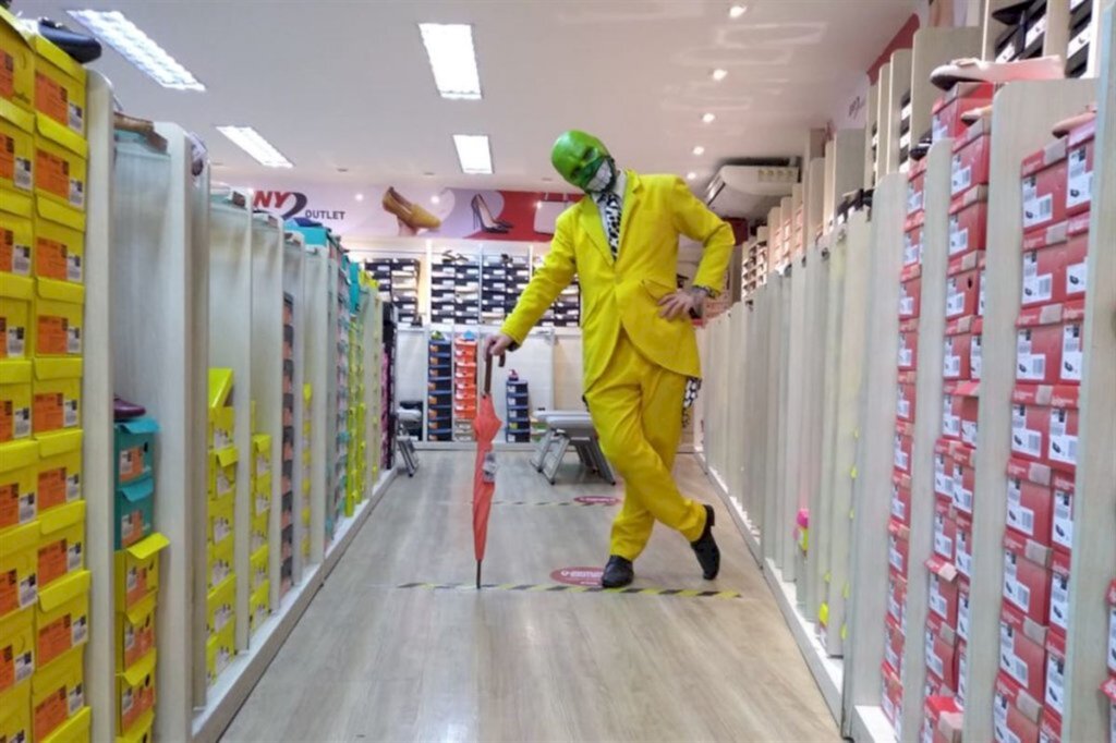 Loja faz reabertura com o personagem 'O Máskara' para falar sobre proteção