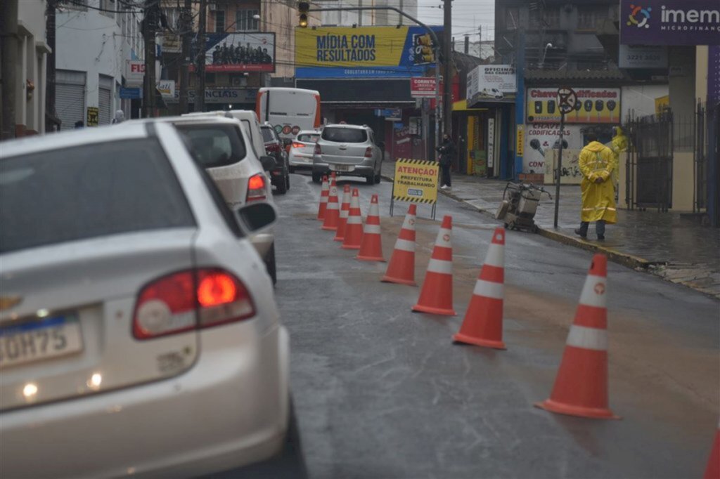 Trânsito permanecerá em uma pista na Rua Riachuelo nesta terça-feira