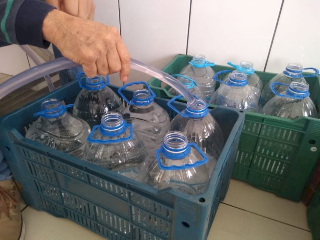 Bebidas alcoólicas são transformadas em álcool em gel para lares de idosos