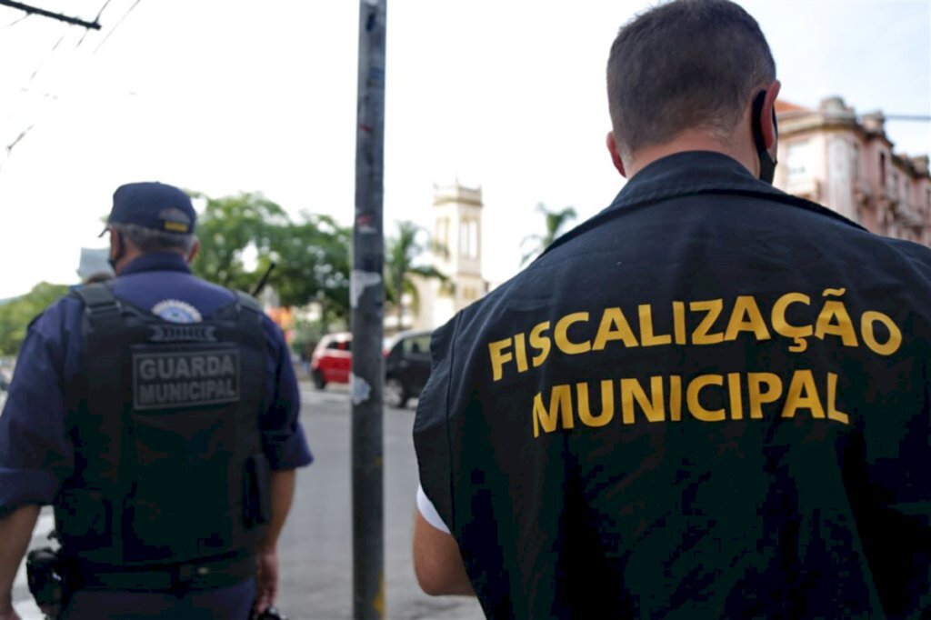 Distribuidora é fechada duas vezes na mesma noite pela fiscalização