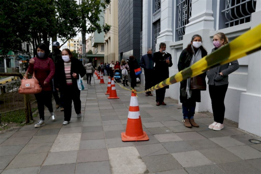 VÍDEO: com lojas fechadas, centro de Santa Maria continuou movimentado