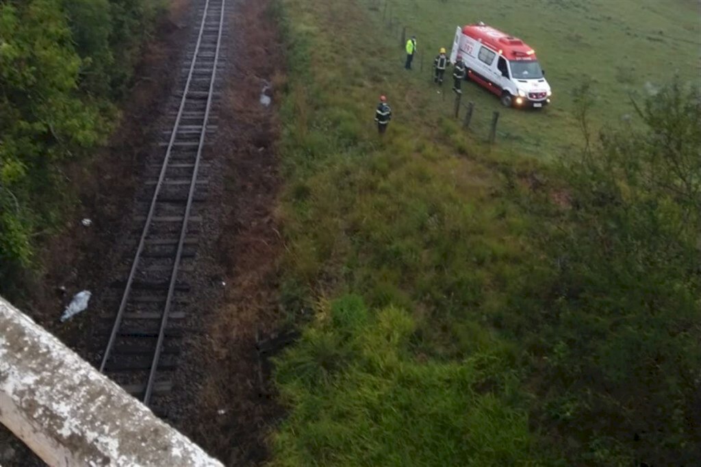 Carro bate contra ponte, e cinco passageiros ficam feridos na RSC-287