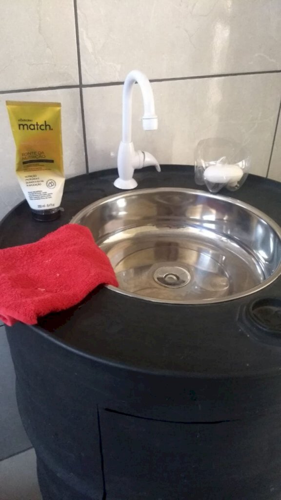 Com criatividade, aposentado transforma material reciclado em paredes e móveis