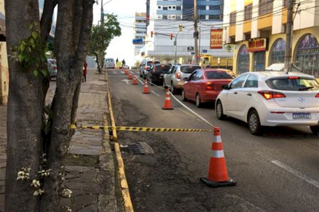 VÍDEO: rua do Acampamento é parcialmente bloqueada nesta segunda