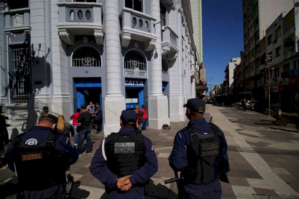 Agências da Caixa abrem neste sábado para atendimento do auxílio emergencial