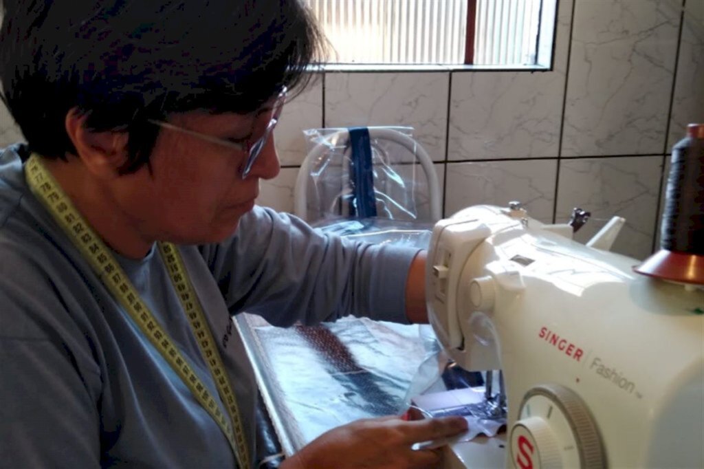 VÍDEO: cortina do abraço é instalada em clínica para amenizar a saudade