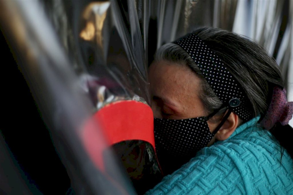 VÍDEO: cortina do abraço é instalado em clínica para amenizar a saudade