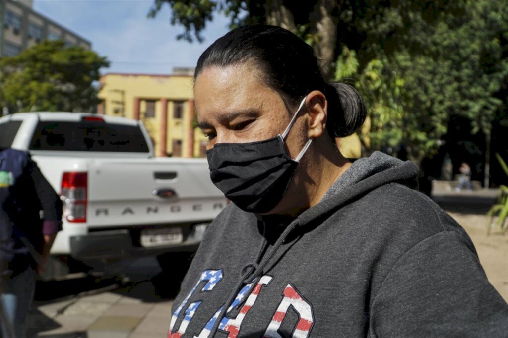 VÍDEO+FOTOS: drive-thru solidário troca alimentos por máscaras