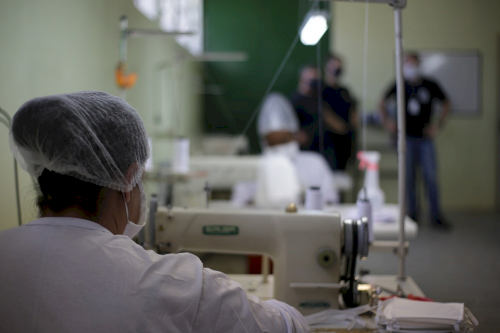 Apenadas de Santa Maria produzem 180 máscaras por semana