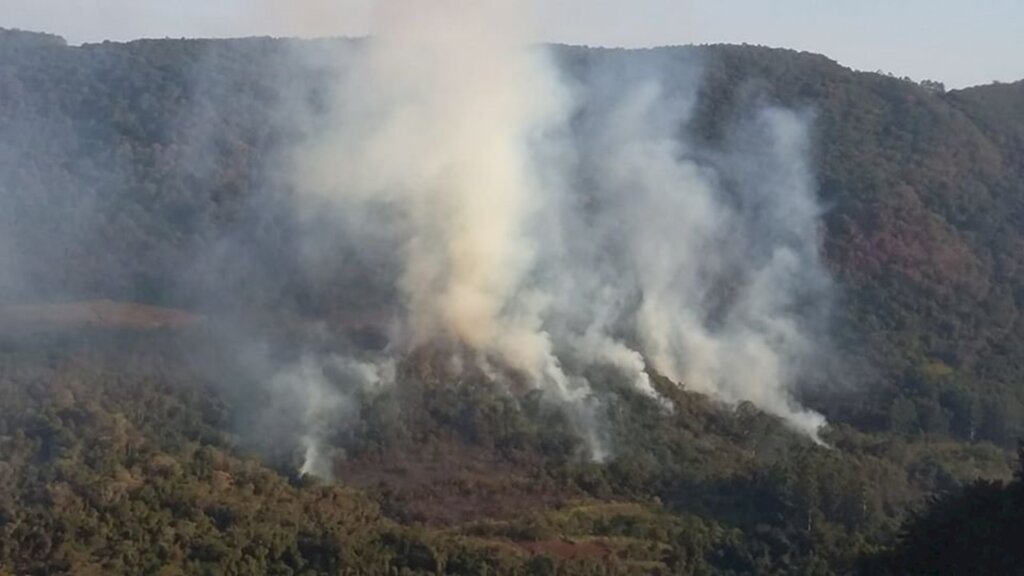VÍDEO: incêndio que já dura três dias queima 150 hectares de vegetação em Agudo