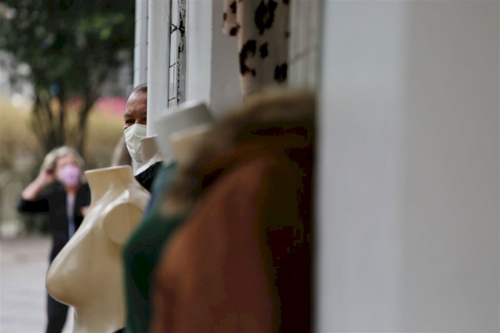 VÍDEO+FOTOS: ruas movimentadas e filas em frente a lojas marcam a retomada do comércio