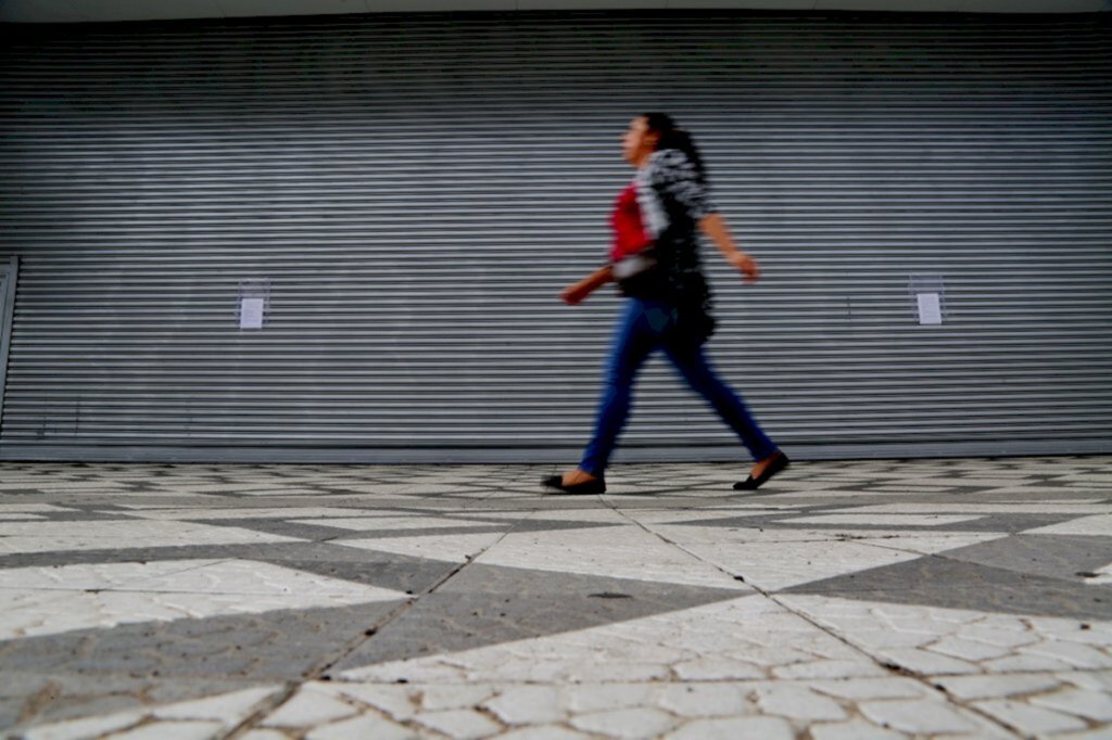 Clientes não poderão experimentar roupas em lojas, define portaria estadual