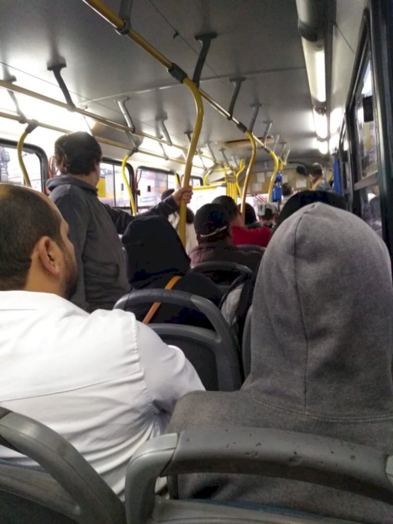 Passageiro flagra ônibus lotado na Região Norte