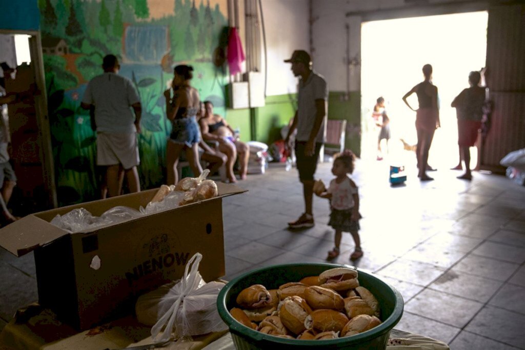FOTOS: voluntários fazem campanha para ajudar recicladores de lixo