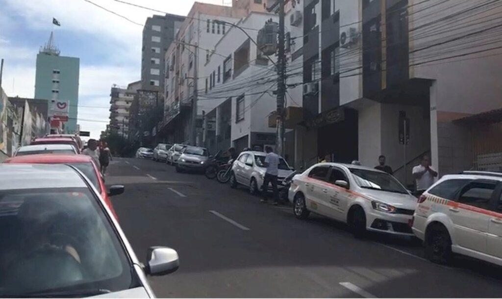 VÍDEO: motoristas fazem buzinaço para pedir reabertura do comércio