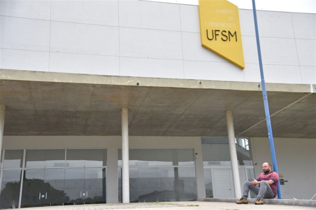 título imagem VÍDEO: réu do caso Kiss vai até Centro de Convenções mesmo com júri suspenso