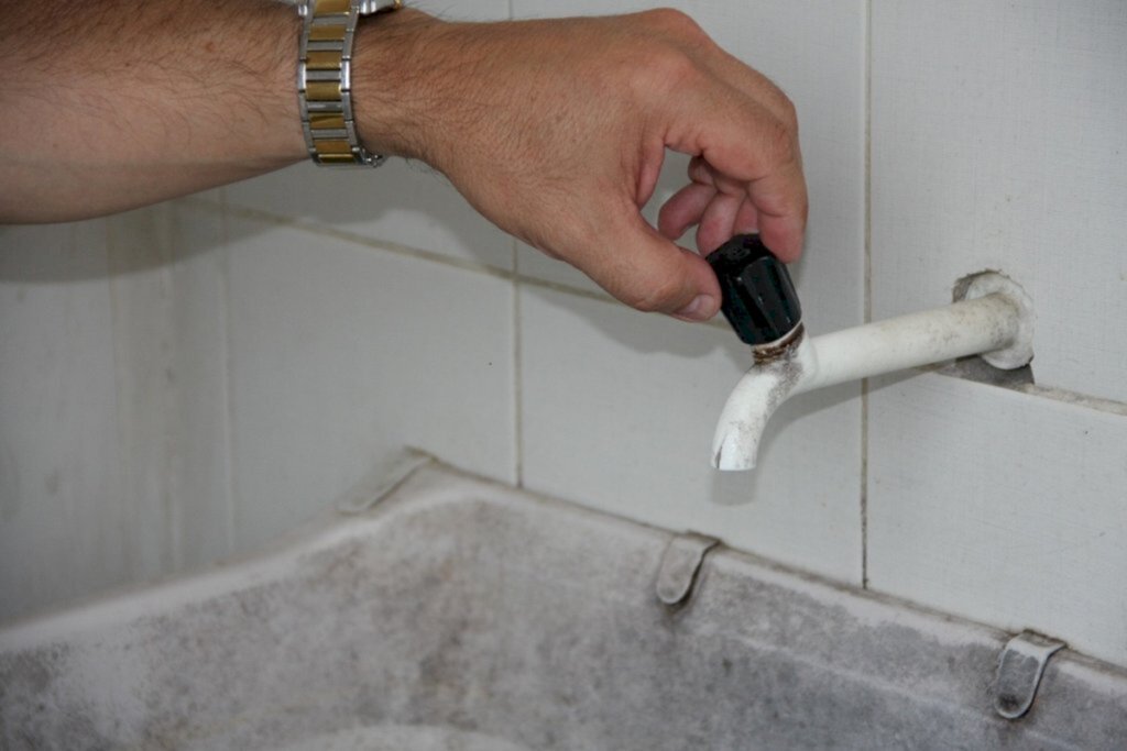 Conserto na rede deixa mais de 500 casas sem água em Santa Maria