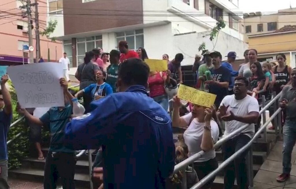 VÍDEO: famílias que ocupam área na Urlândia fazem protesto em frente à prefeitura