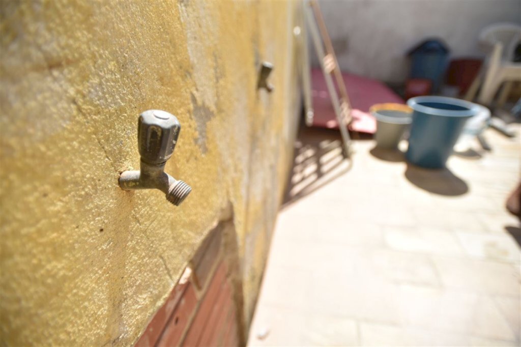 Pelo menos 2 mil residências seguem sem água nesta segunda-feira