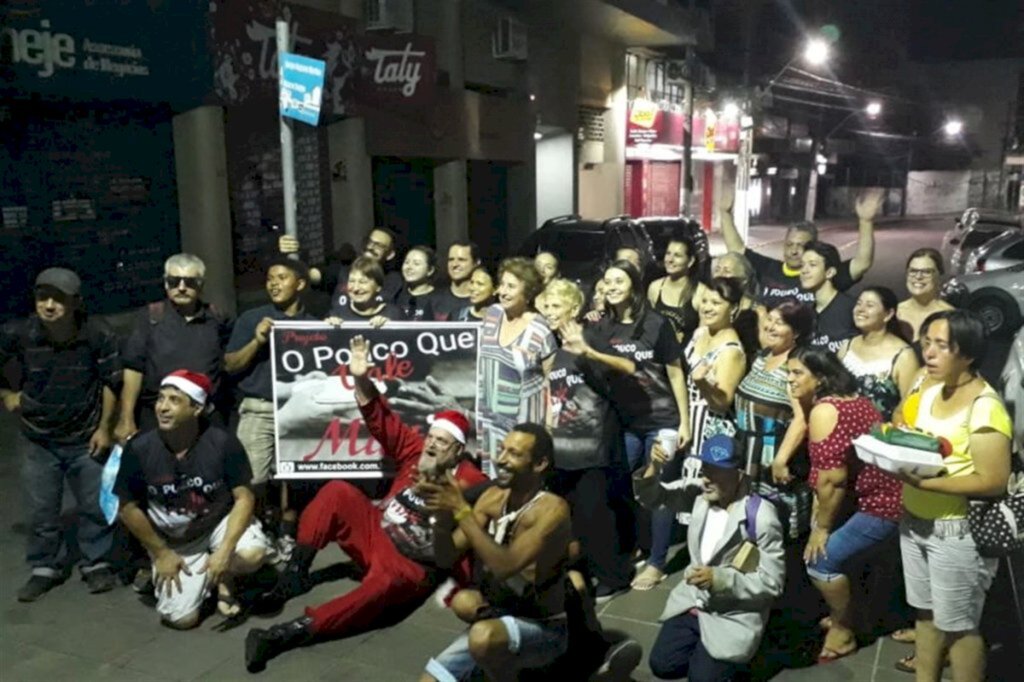 Foto: Arquivo pessoal - Grupo de voluntários que realizou a ação de Natal do projeto 