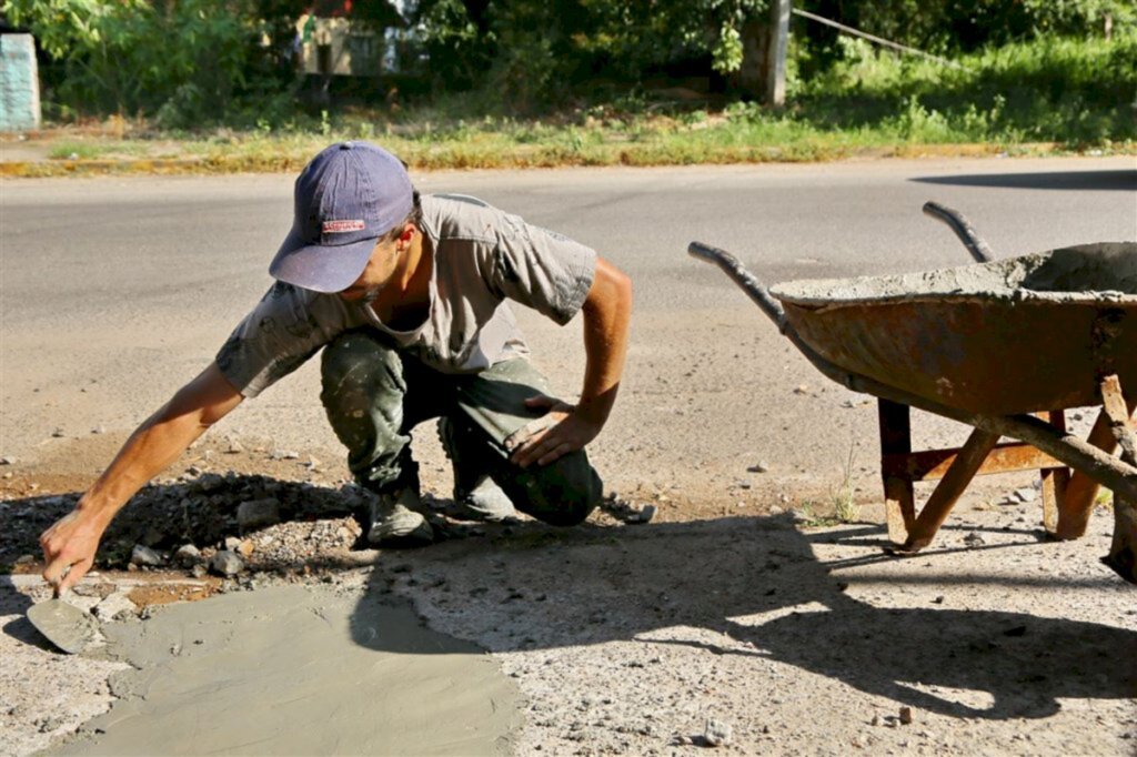 Foto: Pedro Piegas (Diário) - Trabalhadores expostos ao sol reclamam do calor