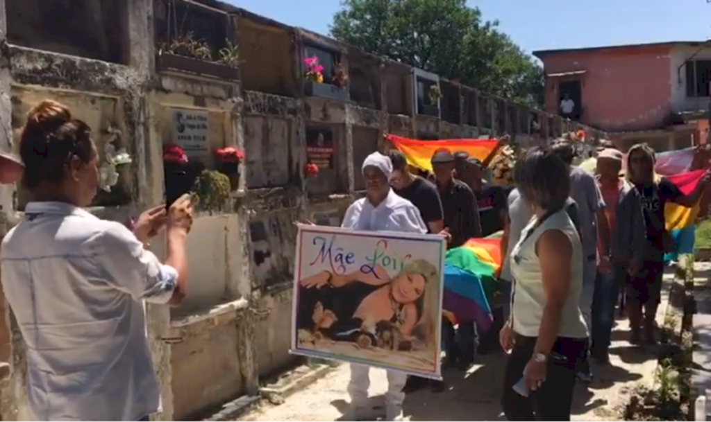 VÍDEO: com gritos de 'Mãe Loira, presente!', amigos e familiares se despedem de Verônica