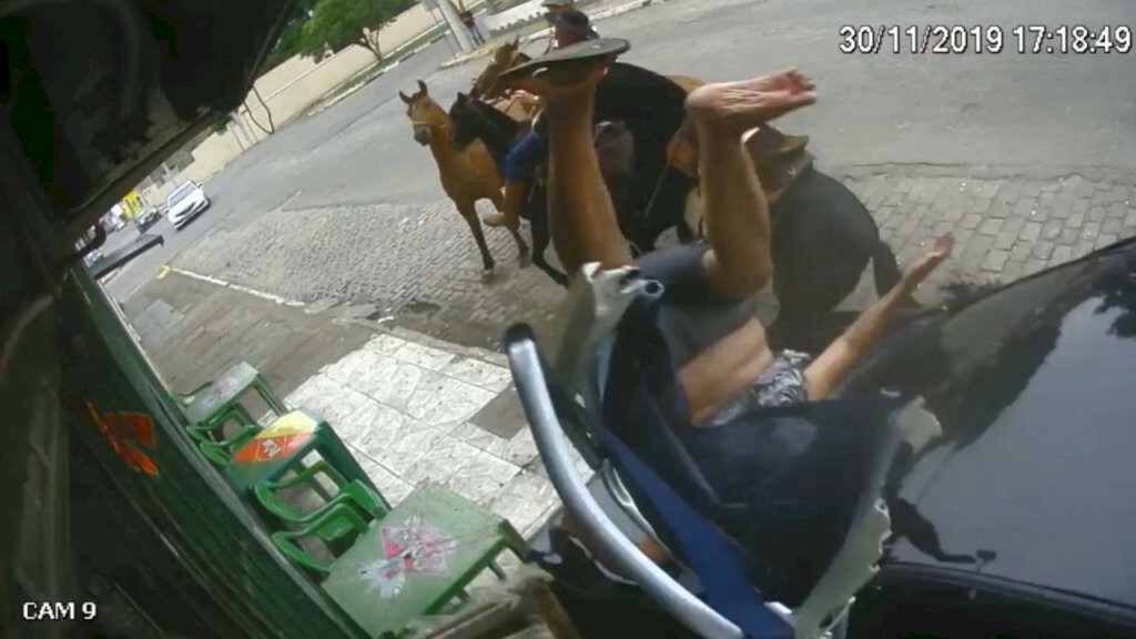 VÍDEO: motorista perde controle de carro e atropela seis pessoas em São Gabriel