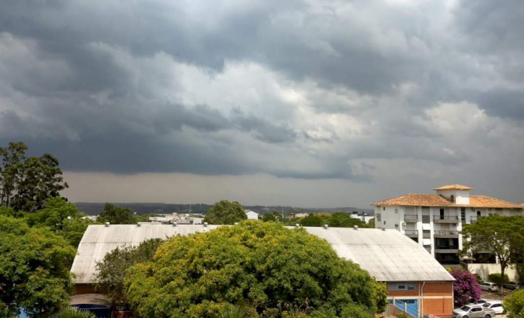 VÍDEO: pelo segundo dia, cidade registra calorão e chuvarada