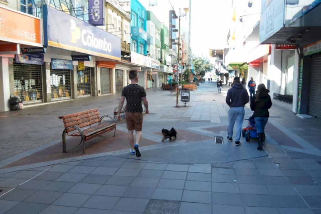 Prefeitura faz obra de manutenção do piso do Calçadão