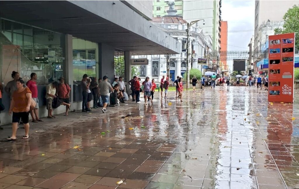 VÍDEO: Santa Maria tem chuva de granizo e Quarta Colônia fica sem luz