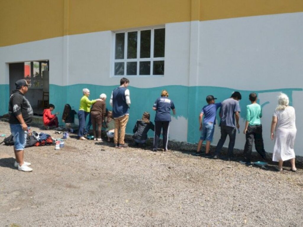 título imagem Grupo de jovens realiza pinturas no Lar das Vovozinhas