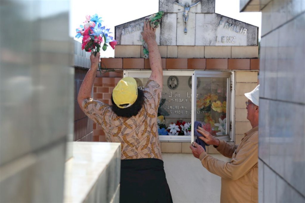 VÍDEO: véspera de feriado foi de limpeza e manutenção em cemitérios