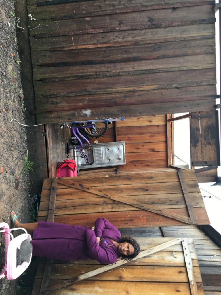 'Não tem como eu me preparar para a próxima chuva', diz mulher que teve casa destelhada