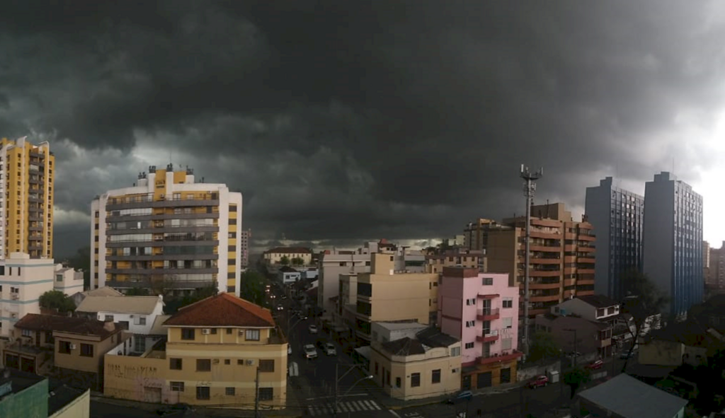 Temporal recomeça em Santa Maria com registro de granizo e vento intenso nesta quarta-feira