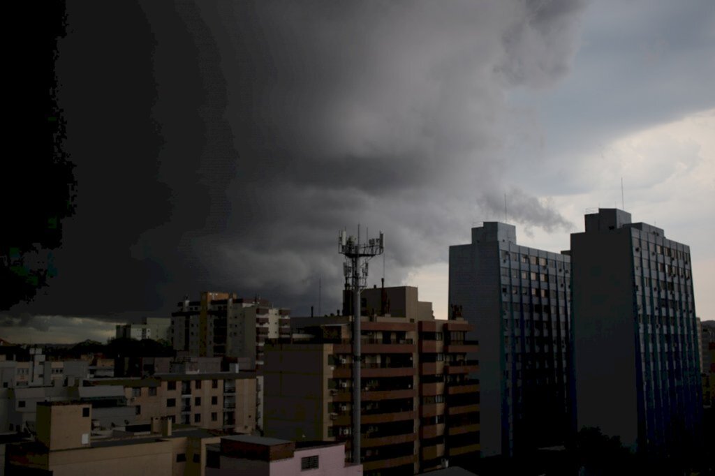 VÍDEOS+FOTOS: temporal derruba postes e destelha casa em Santa Maria