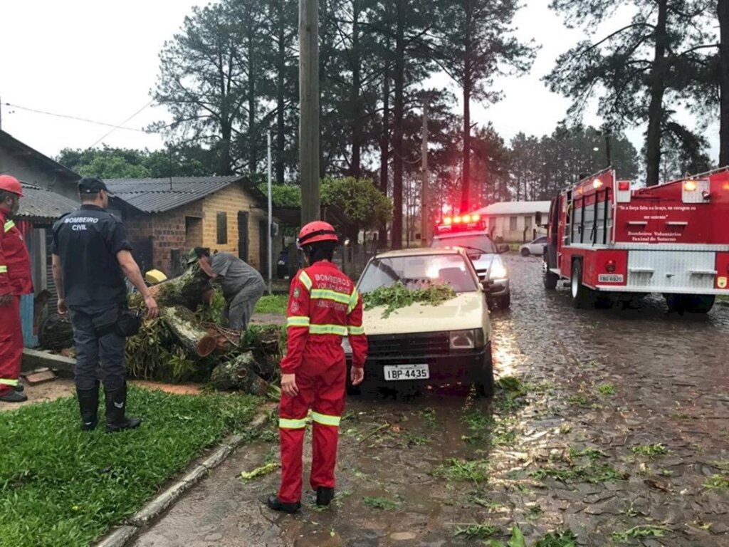 Foto: Bombeiros Voluntários de Faxinal do Soturno - Destelhamentos em Faxinal do Soturno