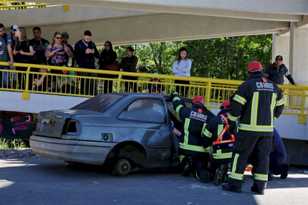 VÍDEO: simulação de acidente treina agentes de segurança em Santa Maria
