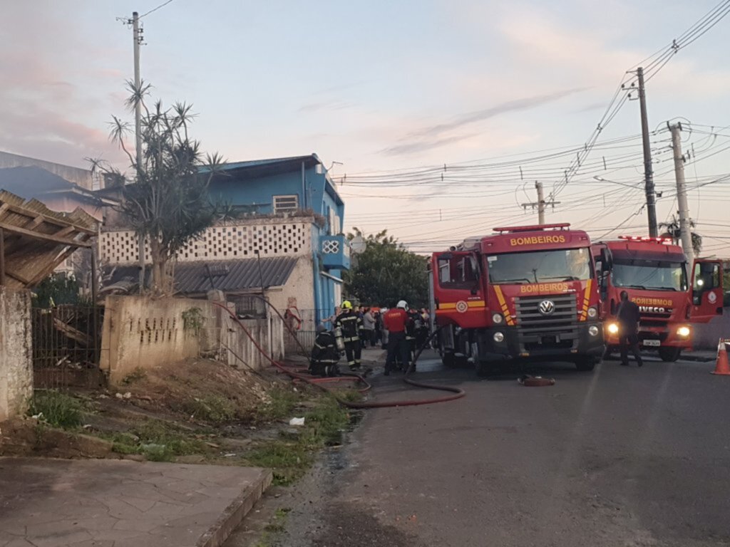 VÍDEO: incêndio atinge duas casas em Santa Maria