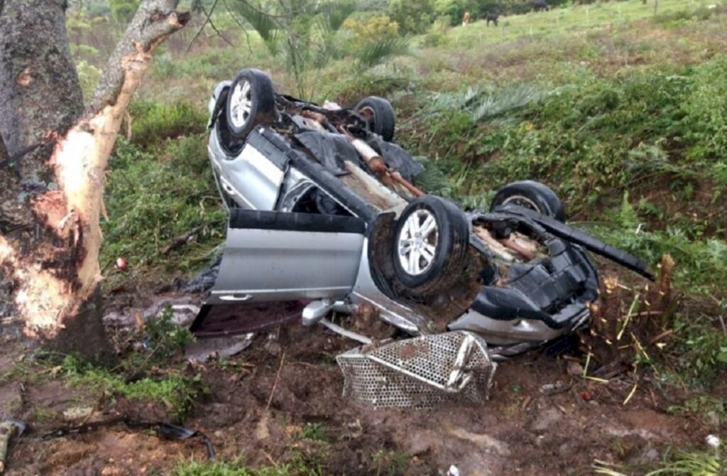 Duas pessoas morrem após carro capotar e colidir contra árvore