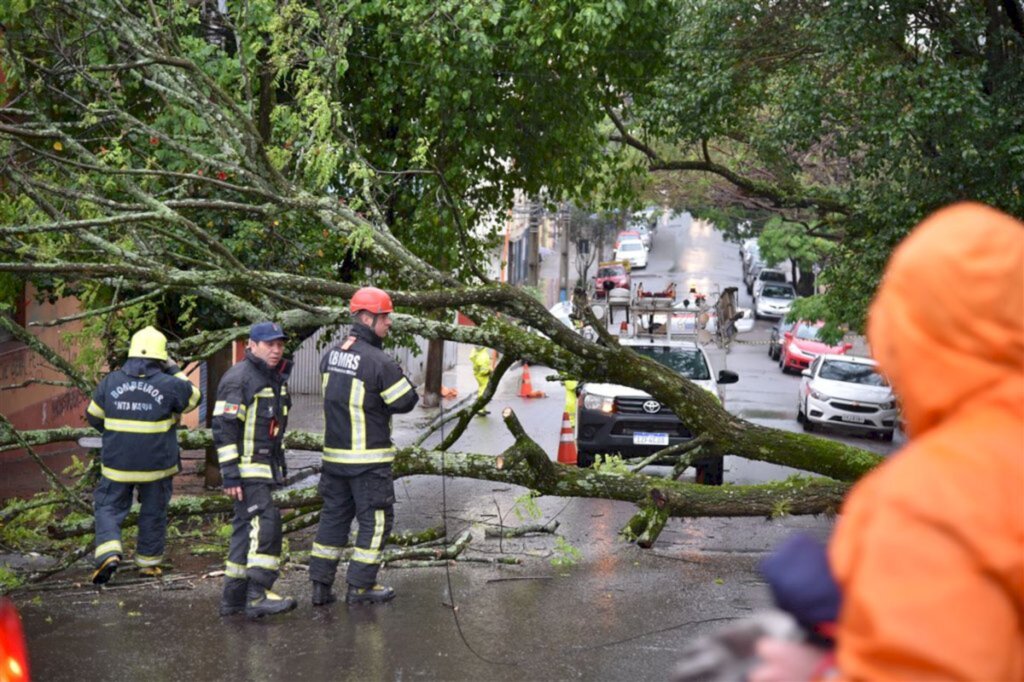 VÍDEOS + FOTOS: chuvarada alaga ruas e casas, bloqueia o trânsito e invade escolas